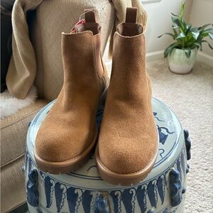 Blonde Mayes Chelsea ankle boot, sz 8
Suede waterproof